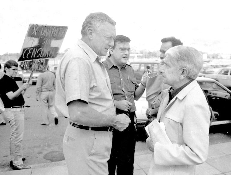 El director de ABC Color, Aldo Zuccolillo, recibe a Augusto Roa Bastos en el Aeropuerto en 1989. Atrás, se lo ve a Juan Manuel Marcos.