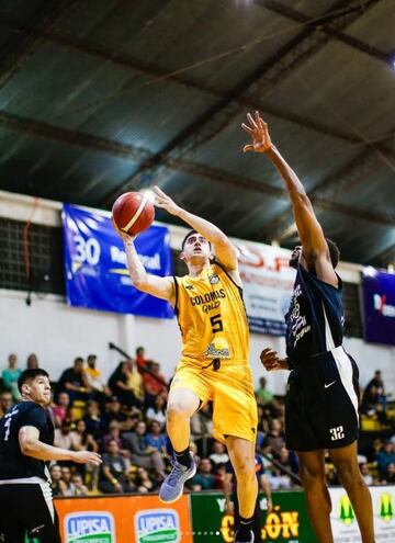 El Gold Juan Poisson (i) y Sachary Graham, de los Kings, en el juegoque sostuvieron por la primera fecha del cuadrangular de la Liga Nacional.