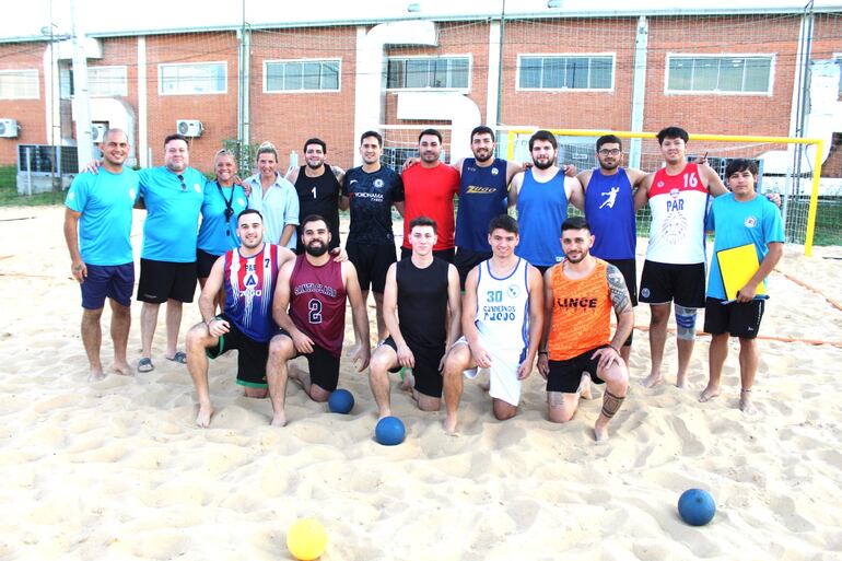 Jugadores de la preselección de hándbol playa, junto al cuerpo técnico.
