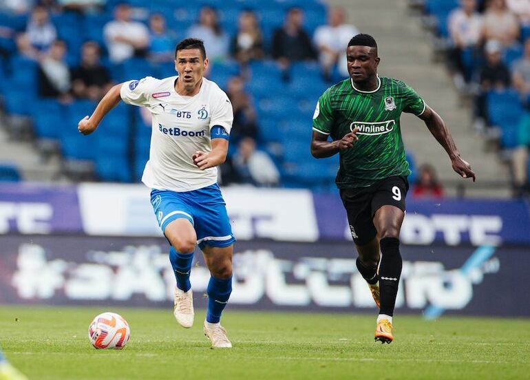 Fabián Balbuena (i), nuevo capitán del Dínamo Moscú, en acción durante el partido de ayer contra el Krasnodar.