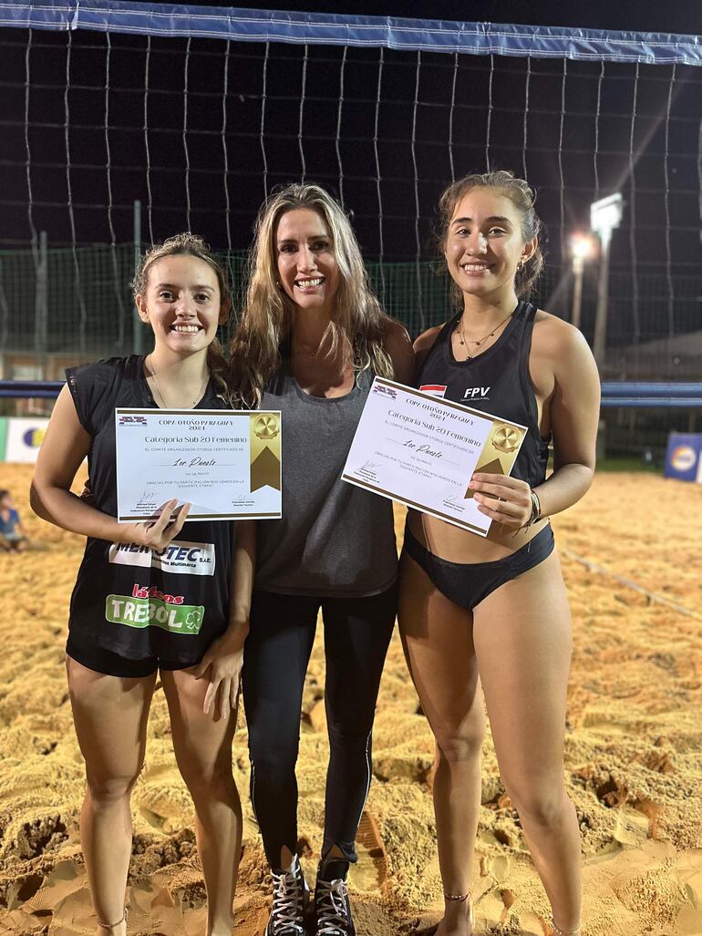 Natalia Obregón en medio de las campeonas Sub 20, Sasha Vidal y Sofía Paredes, el domingo en las arenas del COP.