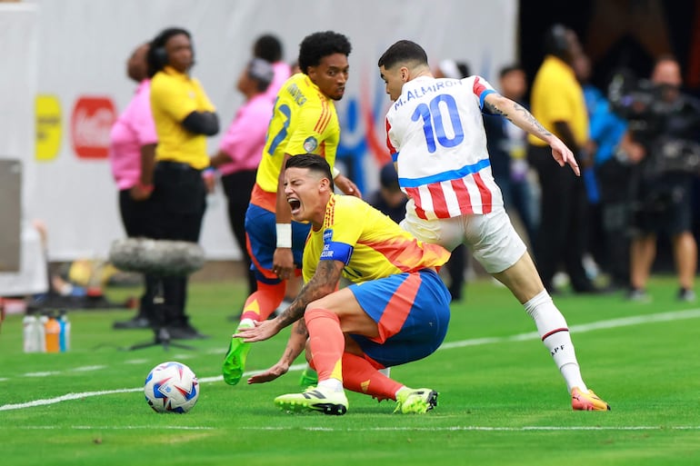 Miguel Almirón (d), jugador de la selección paraguaya, disputa el balón en un partido frente a Colombia por la primera fecha del Grupo D de la Copa América 2024 en el estadio NRG, en Houston. 