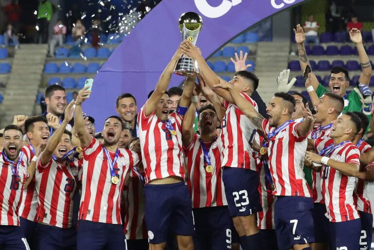 Los jugadores de Paraguay celebran la clasificación a Los Juegos Olímpicos París 2024 y la consagración de campeón del Preolímpico 2024 en el estadio Nacional Brígido Iriarte, en Caracas, Venezuela.