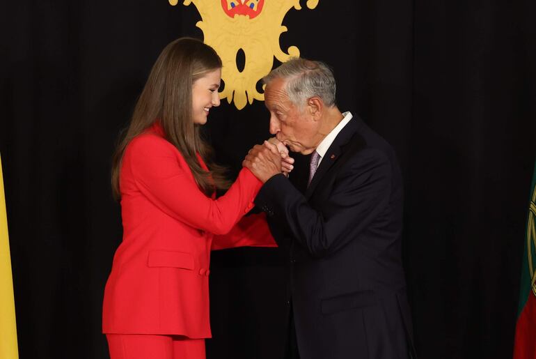 La princesa Leonor de Borbón y el presidente la República Portuguesa Marcelo Rebelo de Sousa, durante su encuentro en el palacio de Belém en Lisboa. (EFE/ Ballesteros)
