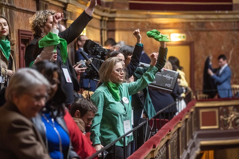 Activistas feministas y por los derechos de la mujer reaccionan con alegría al quedar aprobado la inclusión en la Constitución francesa del derecho al aborto. 