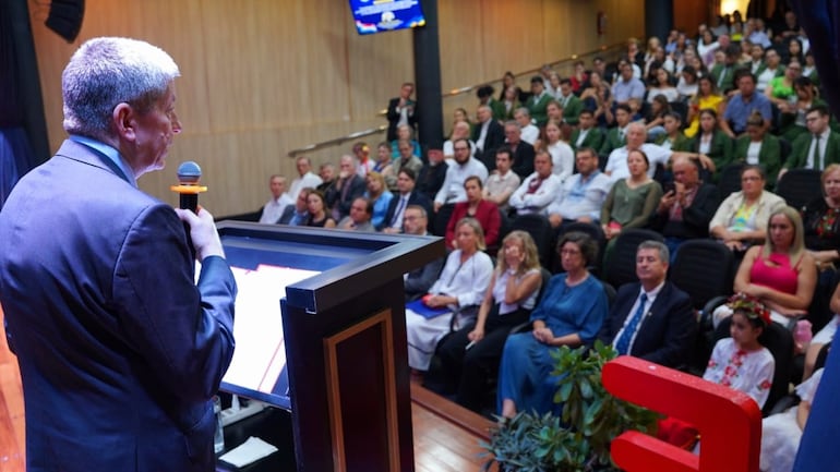 Estudiantes, docentes y representantes de la colectividad ucraniana asistieron a la conferencia dictada por el embajador Rostyslav Tronenko,en la UNAE.