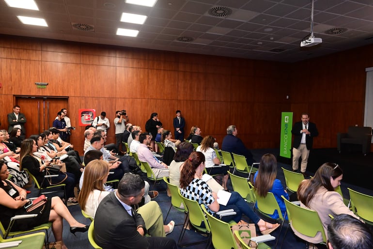 Manuel Ferreira dirigió el conversatorio "Perspectivas económicas 2025" del Banco GNB. 