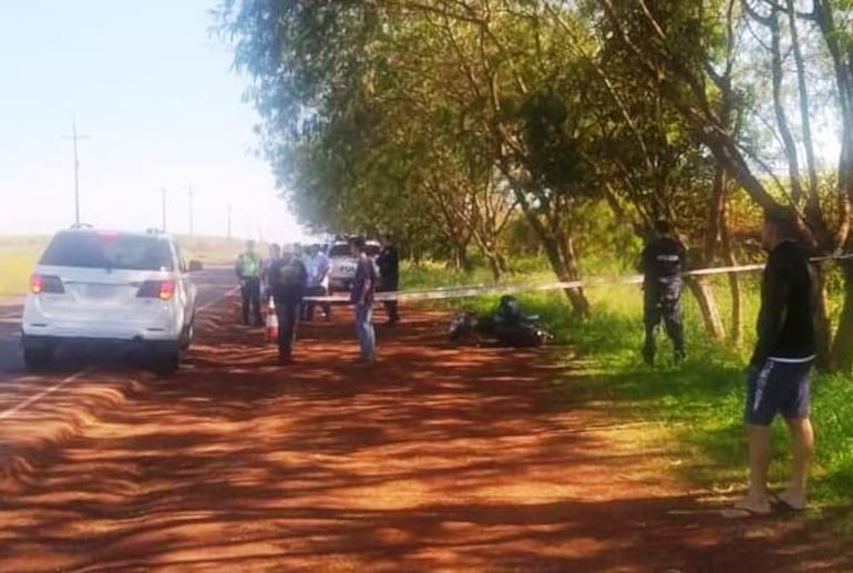 El hombre salió del asfalto tras perder el control de su motocicleta y terminó chocando contra un árbol. .