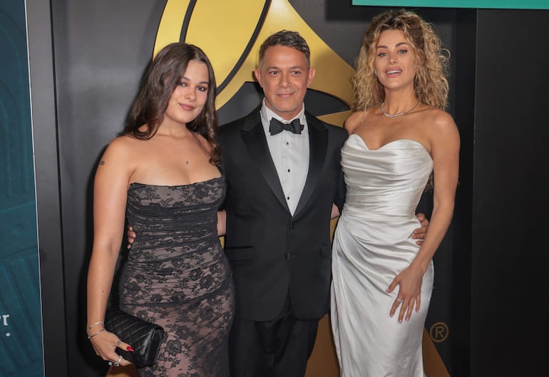 Alejandro Sanz posa feliz con su hija Manuela Sánchez Michel y su novia Candela Márquez. (Giorgio Viera / AFP)