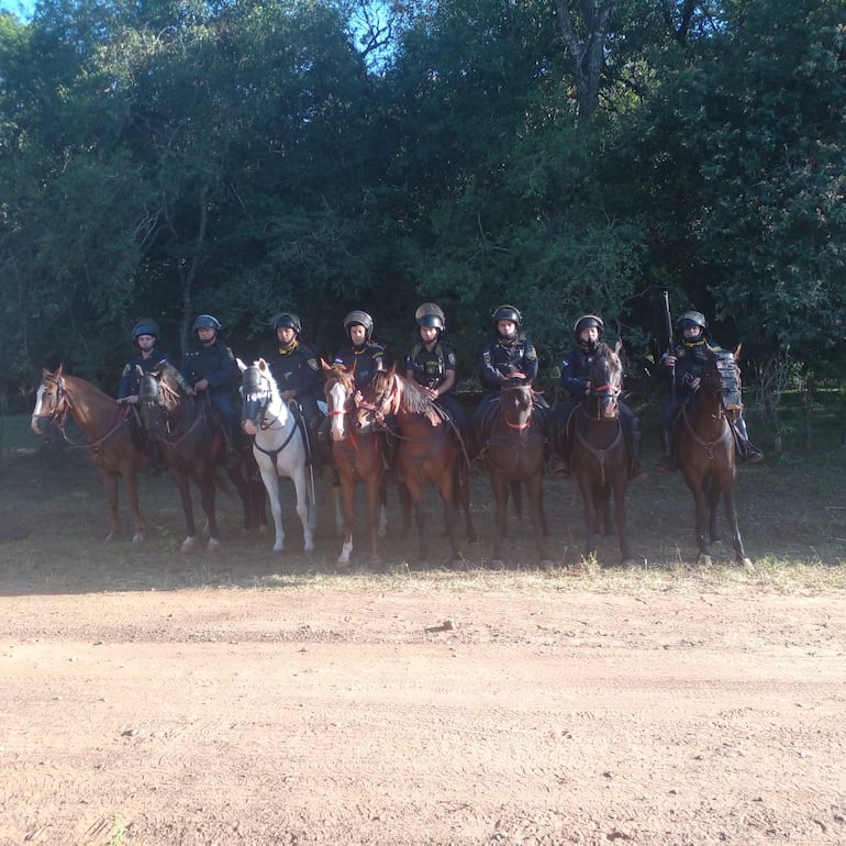 Policía Nacional realiza rastrillaje en zona boscosa de San José de los Arroyos en Caaguazú, por intento de feminicidio a una mujer que recibió 30 puñaladas por su expareja.