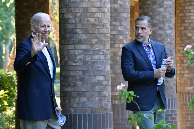 El presidente de Estados Unidos, Joe Biden (i) junto a su hijo, Hunter Biden. 