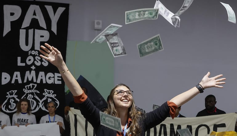 Imagen ilustrativa: activistas asisten a una acción de protesta en la Conferencia de las Naciones Unidas sobre el Cambio Climático COP29 en Bakú, Azerbaiyán.