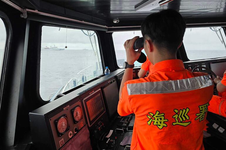 Guardacostas de las fuerzas de defensa de Taiwán patrullan el mar que separa la isla de la República de China Popular.