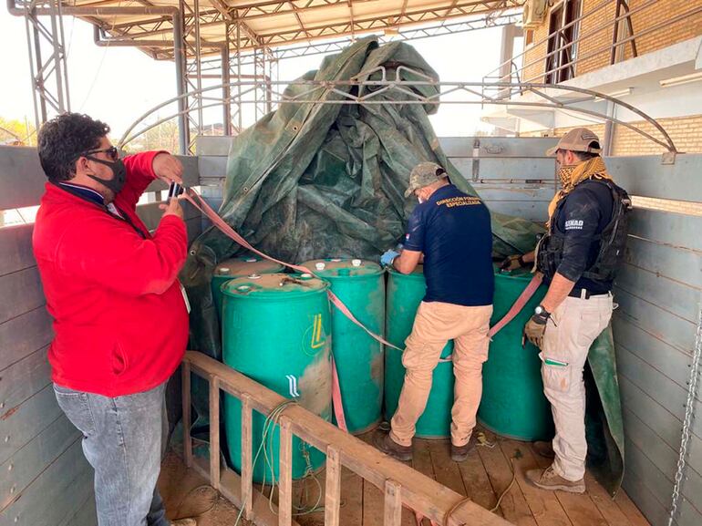 Agentes especiales de la Senad analizan los precursores químicos encontrados en el Fortín Gabino Mendoza.