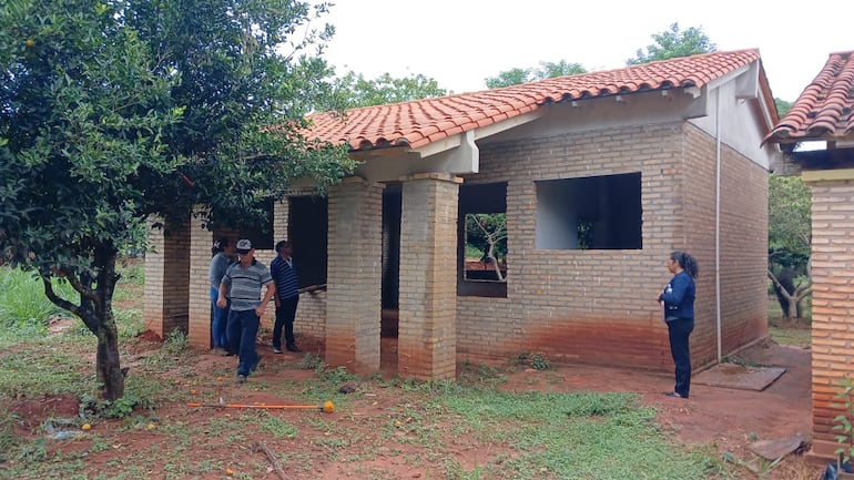 La municipalidad abandonó la construcción de aula, figura como terminada, uno de los tantos hechos de corrupción