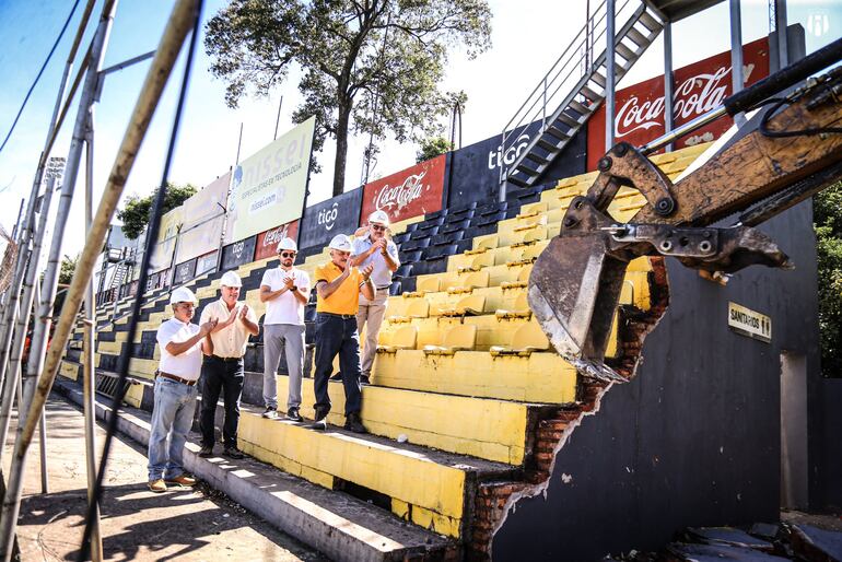 Momento exacto del inicio de la demolición de una de las gradas del Estadio Rogelio Silvino Livieres.