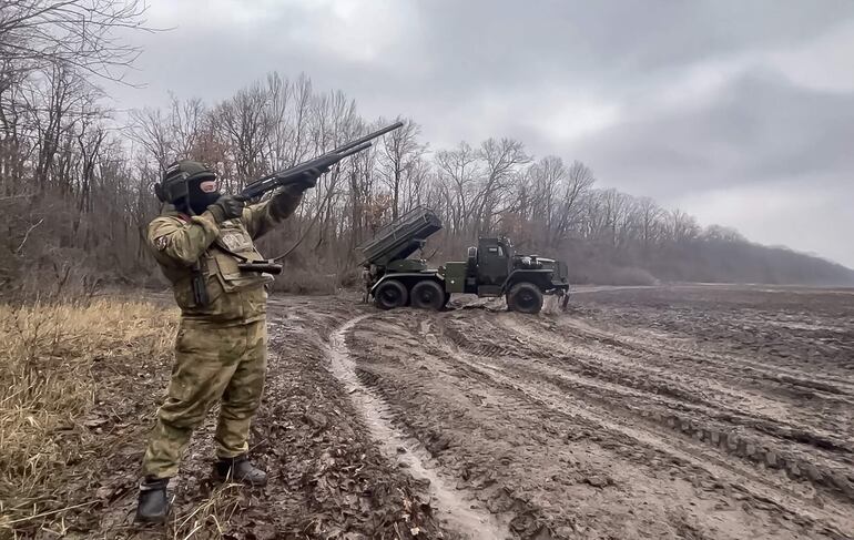 Un soldado ruso junto a una lanzadera de misiles en la región rusa de Kursk.