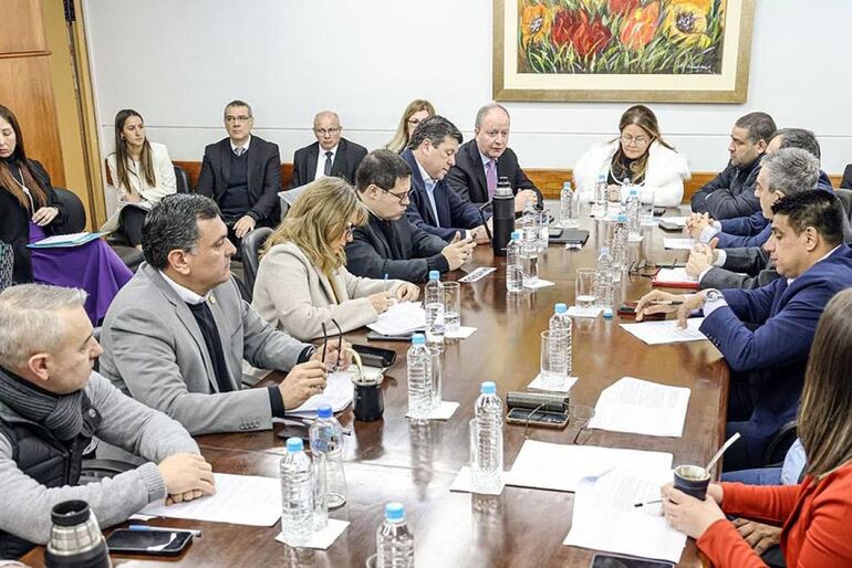 Autoridades del Ejecutivo ayer en la Comisión de Presupuesto de Diputados.