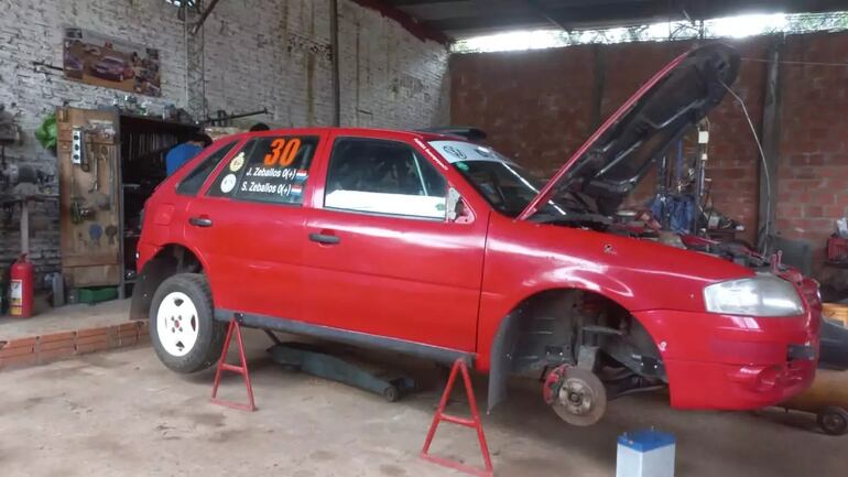 Preparación  del VW Gol con el cual Johnny Zeballos correrá su Transchaco Rally número 22.