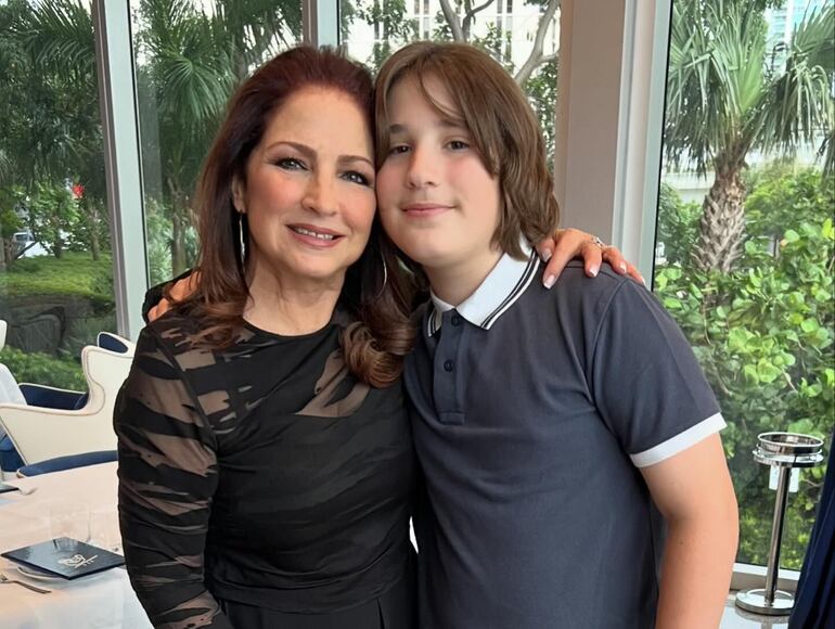 Gloria Estefan y su nieto Sasha. (Instagram/Gloria Estefan)