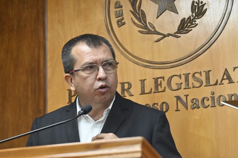 El senador colorado Derlis Osorio brindó hoy una conferencia de prensa en la que desmintió a su correligionario Erico Galeano, actualmente imputado por lavado de dinero y asociación criminal.