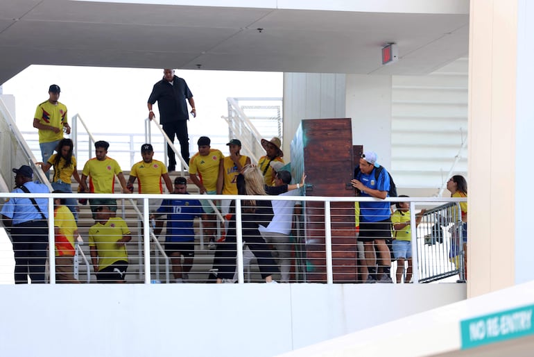 El ingreso al Hard Rock Stadium para la final de la Copa América 2024 fue desbordado por hinchas colombianos y argentinos, obligando al retraso del inicio del partido entre Argentina y Colombia. 