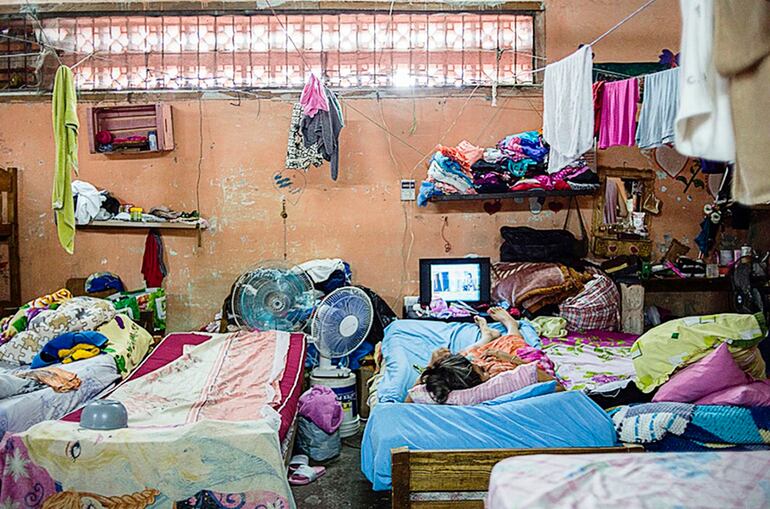 En Paraguay, 892 mujeres están privadas de libertad; 254 están irregularmente en centro penitenciarios de hombres. Foto de Mariluz Martín