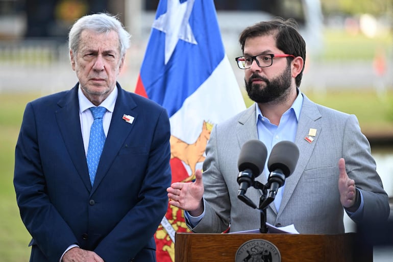 El presidente de Chile, Gabriel Boric (d) y su canciller Alberto van Klaveren (i).