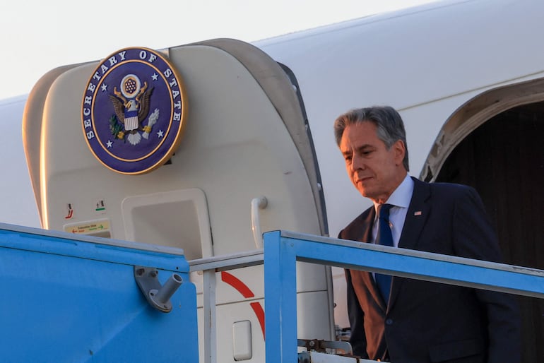 El Secretario de Estado de los Estados Unidos, Antony Blinken (C), desembarca en Tel Aviv.