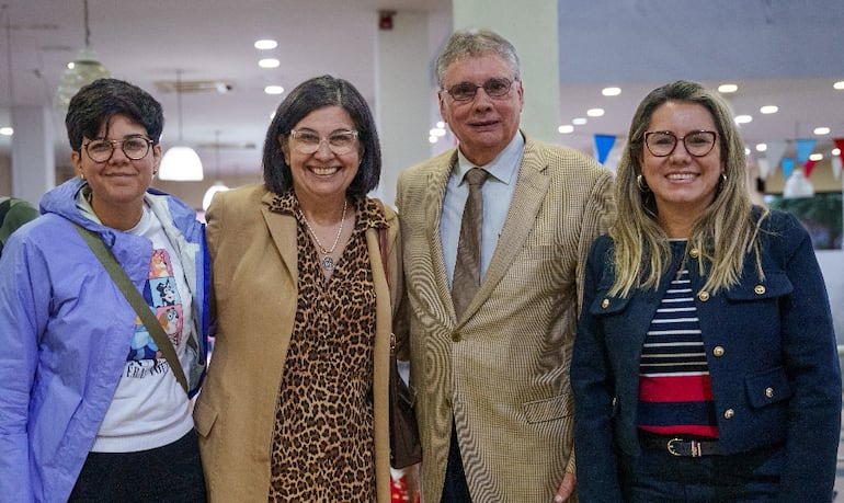 Aramí O’Hara, Teresita O’Hara, Carlos Insfrán Micossi, presidente de la Academia Paraguaya de Gastronomía-APYGA, y Angie Duarte, ministra de Turismo.