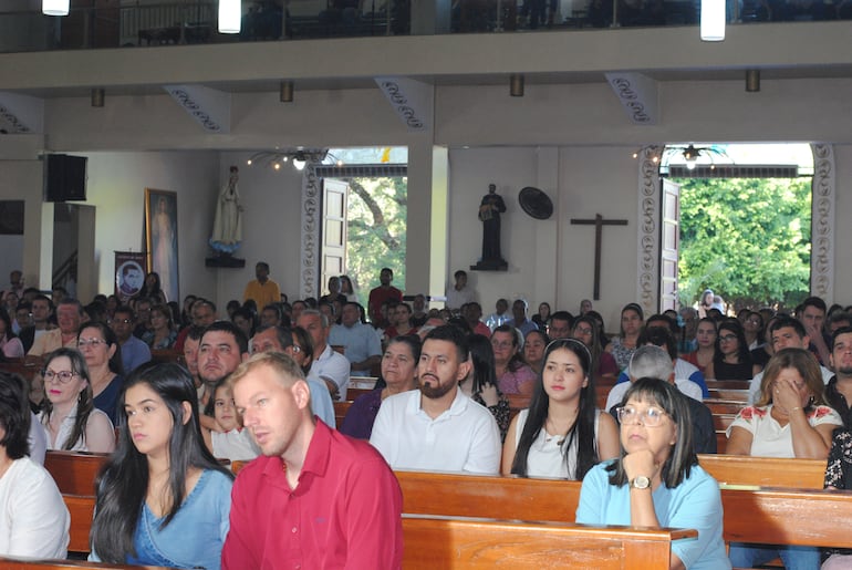 Los fieles participaron masivamente en la celebración por la resurrección de Jesús.