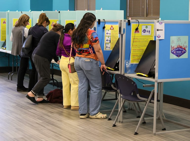 Electores depositan sus vots en Las Vegas, Nevada. 