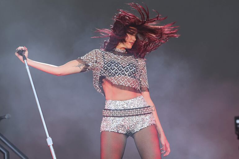 La cantante estadounidense Dua Lipa durante su actuación  en el Festival Mad Cool que se celebra en Villaverde, Madrid. 