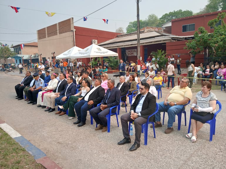 Autoridades civiles y religiosas presentes durante el acto cívico en honor a Fuerte Olimpo.