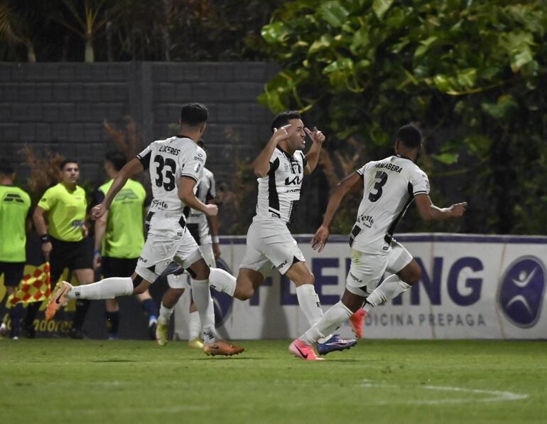 Néstor Camacho (c), jugador de Tacuary, festeja un gol en el partido frente a Sportivo Trinidense por la undécima fecha del torneo Clausura 2024 del fútbol paraguayo en el estadio Martín Torres, en Asunción.