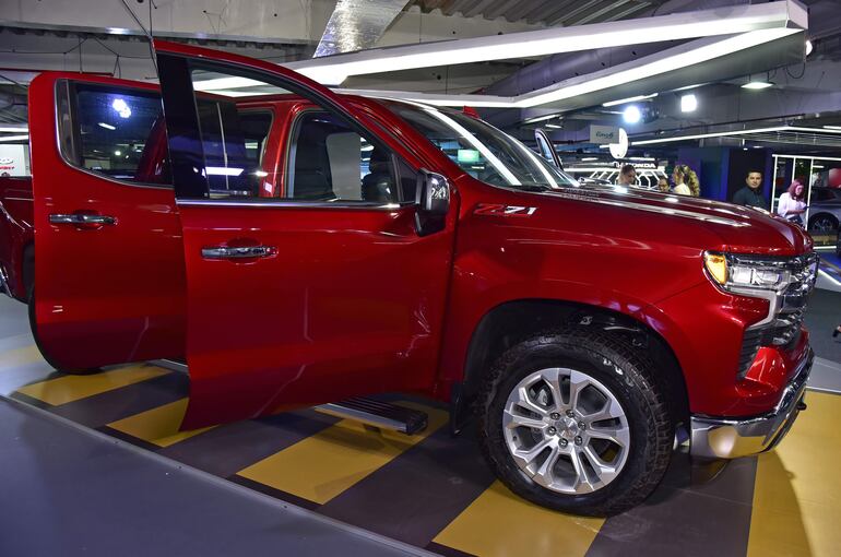 De amplio espacio, la Chevrolet Silverado Z71 cuenta con seis airbags, control de tracción y sistema de control de estabilidad StabiliTrak.