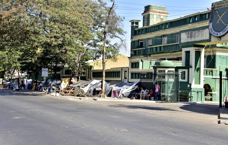 Varias comunidades indígenas están instaladas desde hace meses frente a la sede del Indi, en Asunción.