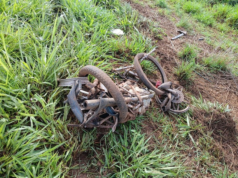 Estado en que quedó la motocicleta en la que se movilizaban las víctimas.