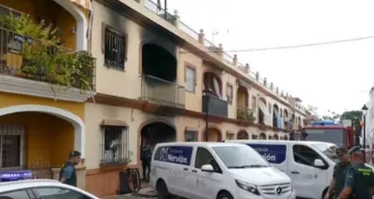 En la localidad sevillana de Guillena, Sevilla, España, ocurrió un trágico incendio debido a un teléfono celular que estaba cargándose sobre un sofá.