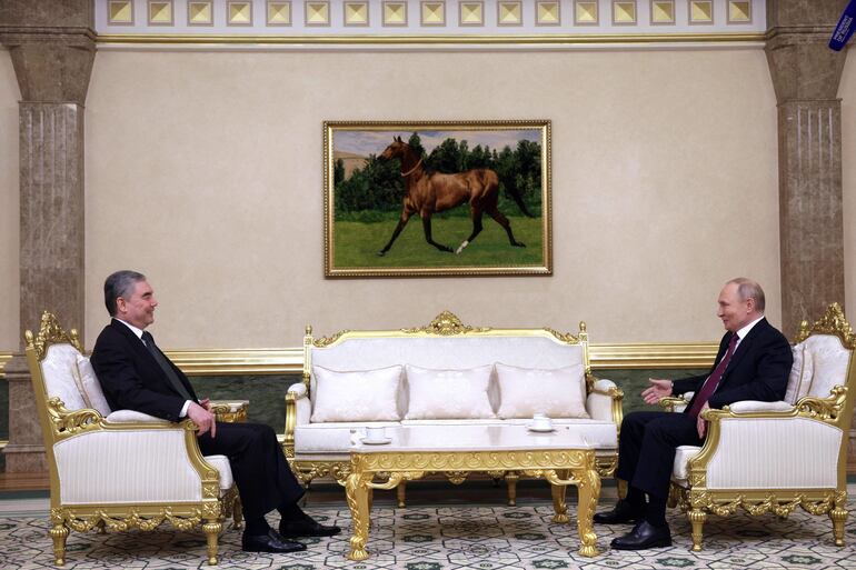 Imagen cedida por la agencia rusa Sputnik en la que se observa al presidente ruso Vladimir Putin en su reunión con el líder de Turkmenistán Gurbanguly Berdymukhamedov, en Ashgabat.