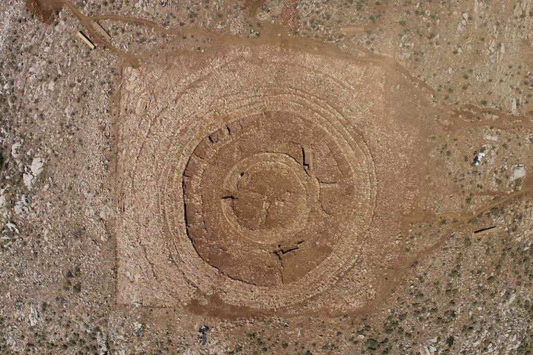 Foto aérea de una estructura arquitectónica de unos 4.000 años de antigüedad que ha sido localizada por un equipo de arqueólogos en la isla griega de Creta, la primera con forma circular de la que se tiene constancia en la cultura minoica.  