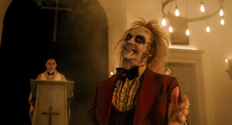 Michael Keaton en una escena de "Beetlejuice, Beetlejuice", la película que llegará a los cines este jueves 5 de septiembre.