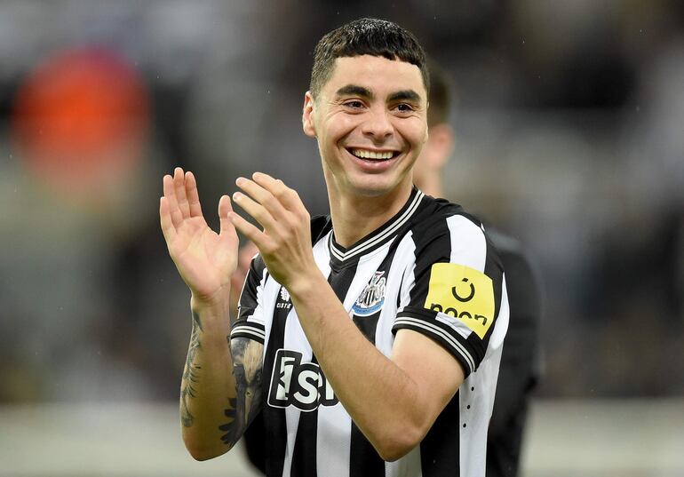 Miguel Almirón de Newcastle celebra tras el partido del Grupo F de la Liga de Campeones de la UEFA entre el Newcastle United y el Paris Saint-Germain en Newcastle, Gran Bretaña, el 4 de octubre de 2023.