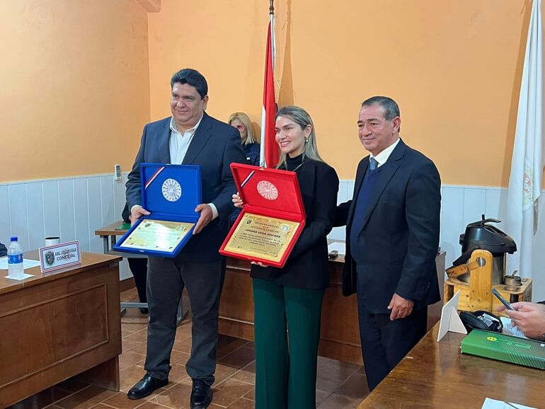 Marcelo Salinas (PLRA) y Johana Vega (ANR; HC), diputados por Central homenajeados por la Junta Municipal de Mariano Roque Alonso.