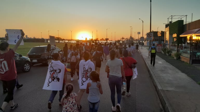 Marcha de las mujeres que estaban por llegar al punto de encuentro en la Costanera de la ciudad.