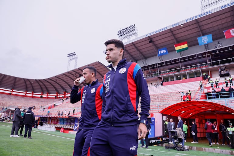 La llegada de Paraguay y reconocimiento del césped del estadio Municipal de El Alto.