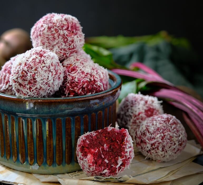 Bombones de coco y remolacha.