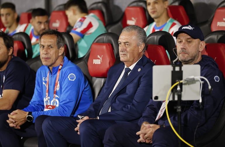 El argentino Gustavo Alfaro (c), entrenador de la selección de Paraguay, en el partido frente a Venezuela por la fecha 10 de las Eliminatorias Sudamericanas 2026 en el estadio Defensores del Chaco, en Asunción.