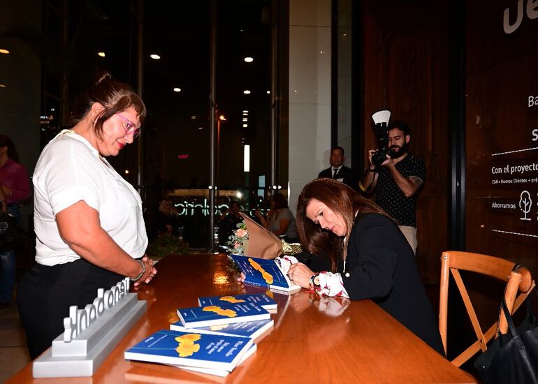 Durante la firma de su nuevo libro, los seguidores de Pilar Sordo pudieron compartir con ella en Paseo La Galería.