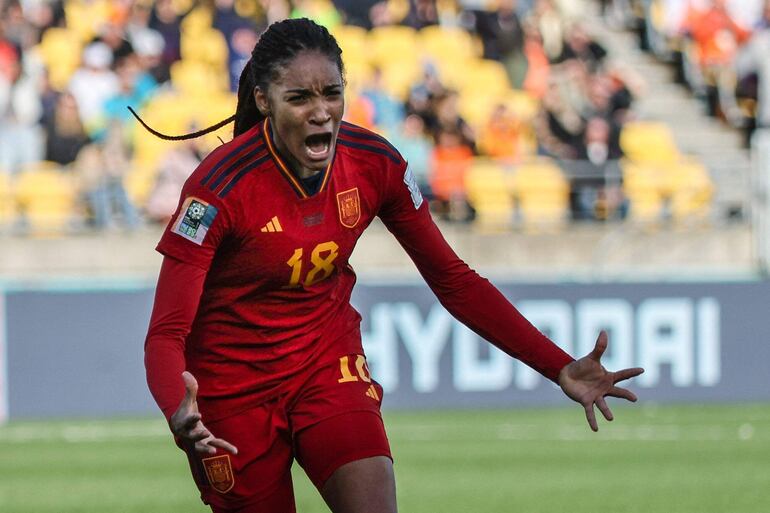 Salma Paralluelo grita a todo pulmón  el gol del triunfo para España ante Países Bajos.